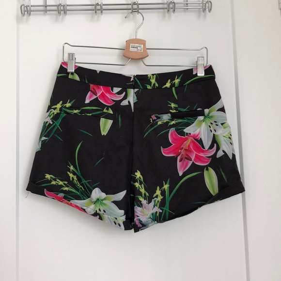 Floral high waisted shorts - Picture 2 of 3